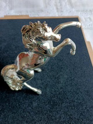 Figura caballo baño plata