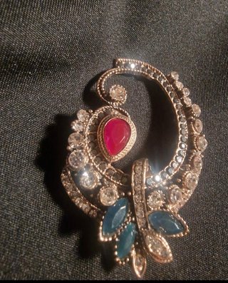 Spilla con pietre rosse e oro