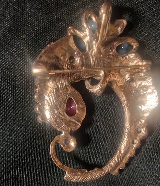 Spilla con pietre rosse e oro