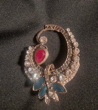 Spilla con pietre rosse e oro