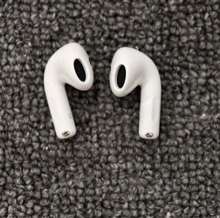 Apple AirPods 4 con caja