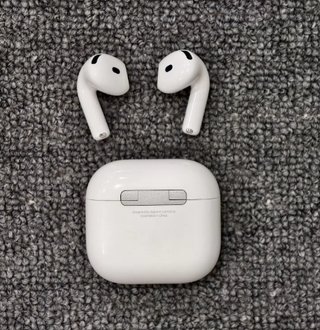 Apple AirPods 4 con caja