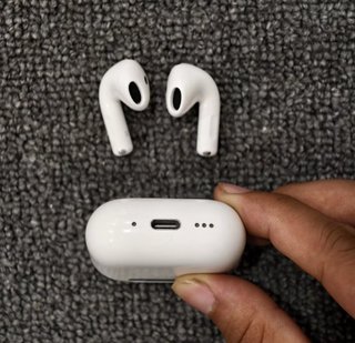 Apple AirPods 4 con caja
