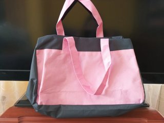 Bolso de tela negro y rosa