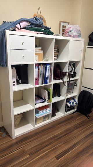 Estantería modular blanca y madera