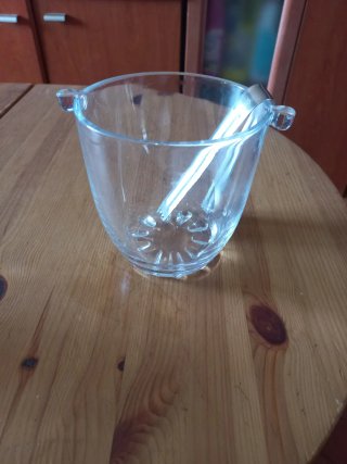 Cubiteras de cristal con pinzas.