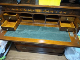 Cajonera de madera con detalles dorados