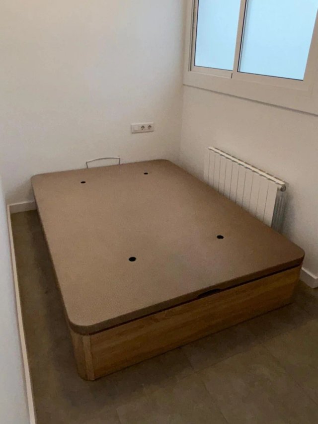 Canapés a ribalta disponibili in 5 colori moderni