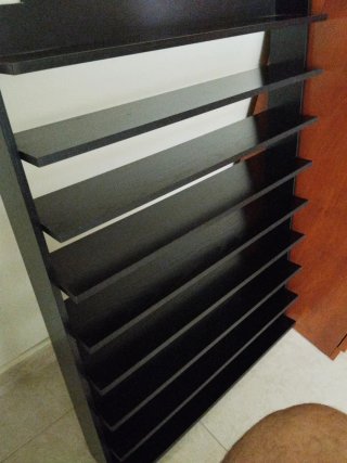 Estantería de madera negra