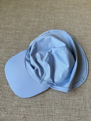 Gorra H&M Azul con protección nuca 6-12 Meses