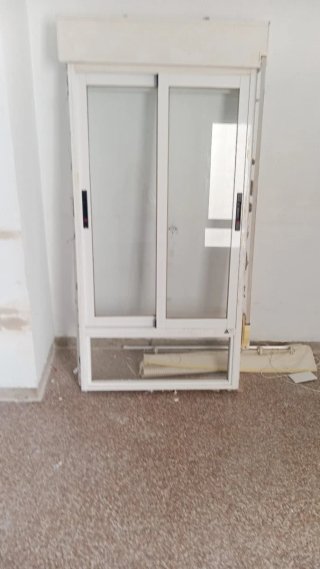 Ventana blanca de aluminio