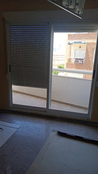 Ventana blanca de aluminio