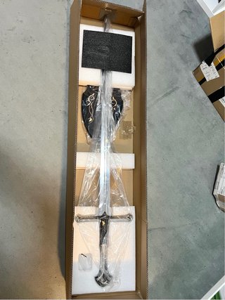 Espada Anduril con expositor