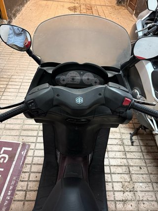 Piaggio X8 200  Maxi Scooter Burdeos Automática