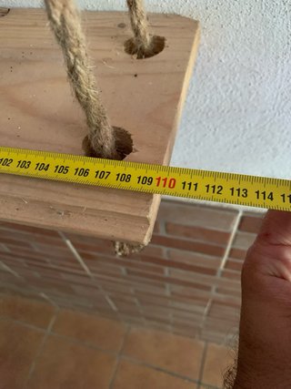 Estanterías de madera y cuerda