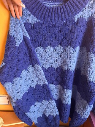 Jersey azul de punto con rayas