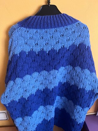 Jersey azul de punto con rayas