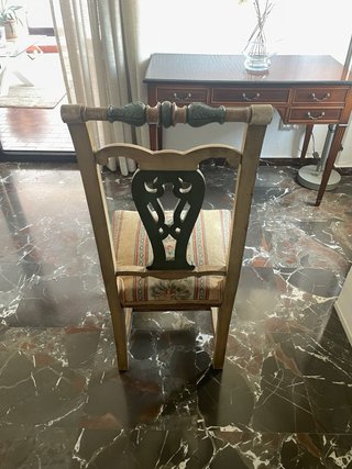 Sillas antiguas de madera y tela