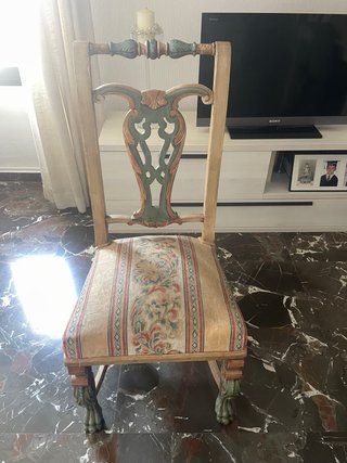 Sillas antiguas de madera y tela