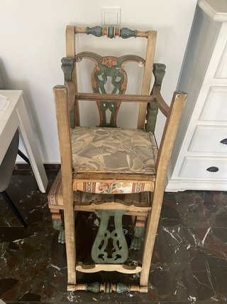 Sillas antiguas de madera y tela
