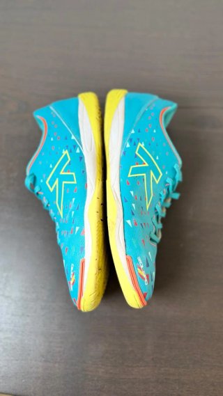 Zapatos deportivos Kelme azules y naranjas