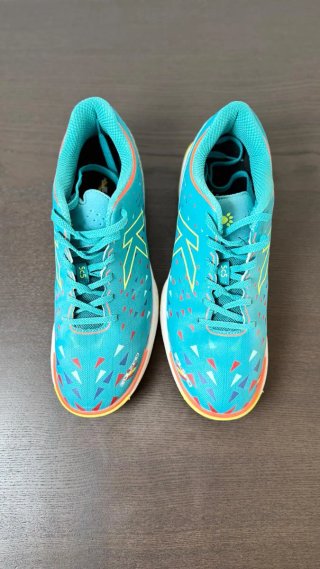 Zapatos deportivos Kelme azules y naranjas