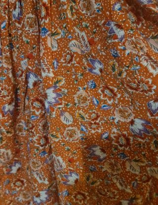 Vestido floral naranja y blanco