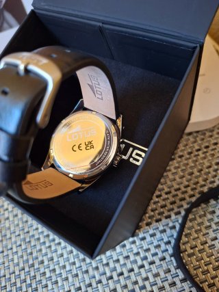 Reloj Lotus Verde y Plateado