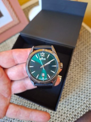 Reloj Lotus Verde y Plateado