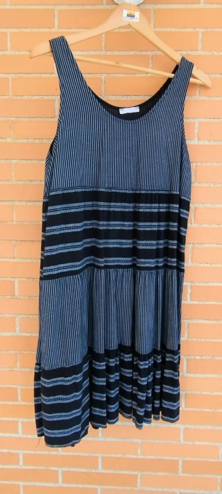 Vestido de rayas gris y negro