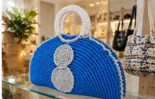 Bolso abanico azul con asas de perlas