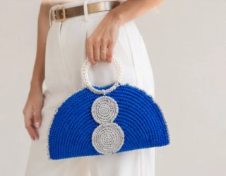 Bolso abanico azul con asas de perlas