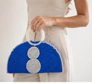 Bolso abanico azul con asas de perlas