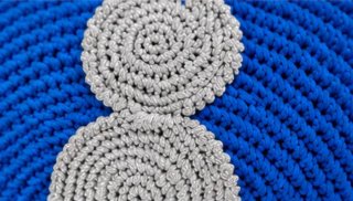 Bolso abanico azul con asas de perlas