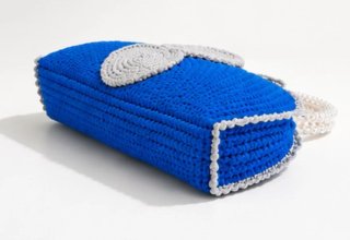 Bolso abanico azul con asas de perlas
