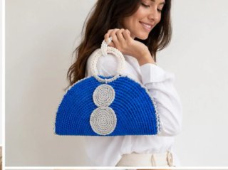Bolso abanico azul con asas de perlas