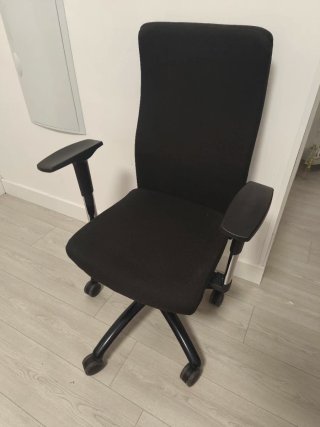 Silla de oficina ergonómica negra