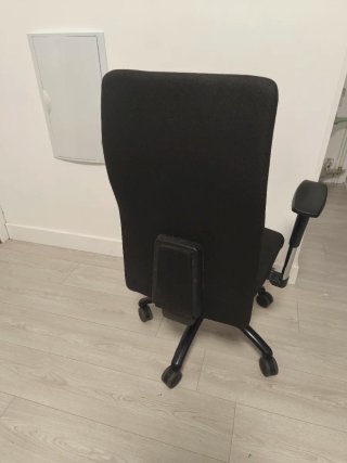 Silla de oficina ergonómica negra