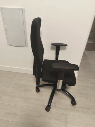 Silla de oficina ergonómica negra