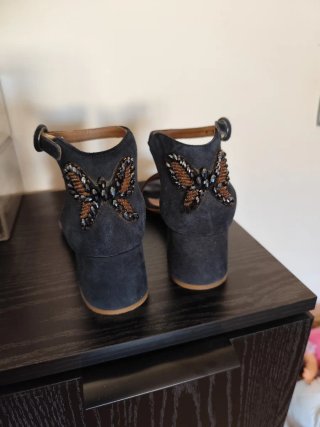 Sandalias azul mariposa con detalle mariposa