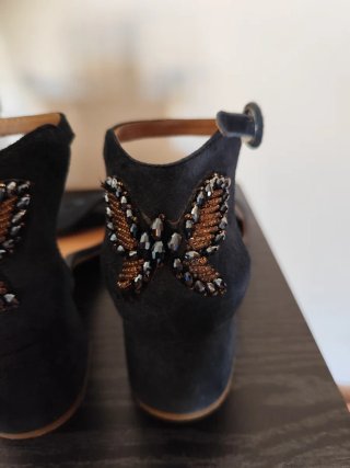 Sandalias azul mariposa con detalle mariposa