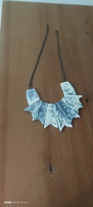 Collar azul y blanco