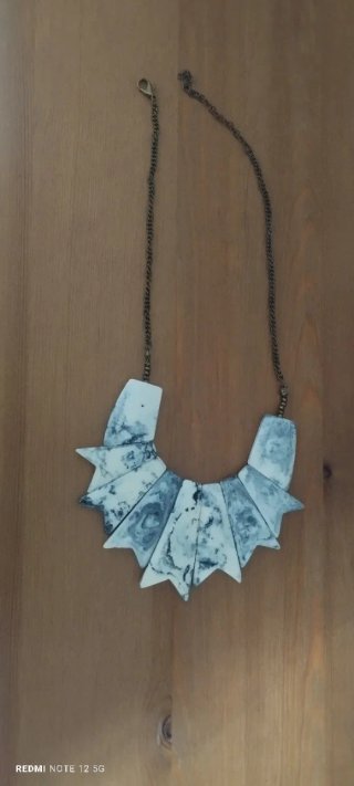 Collar azul y blanco