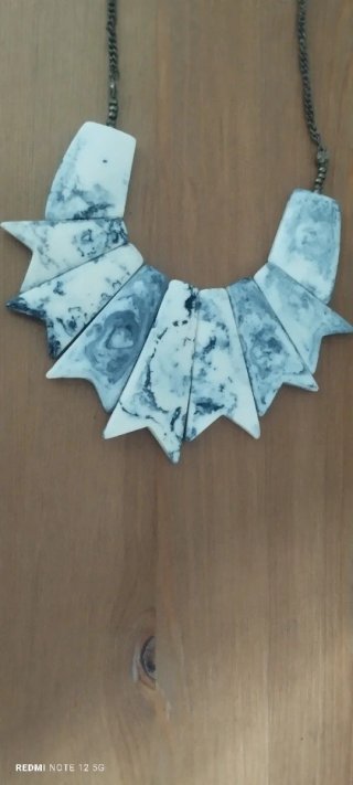 Collar azul y blanco