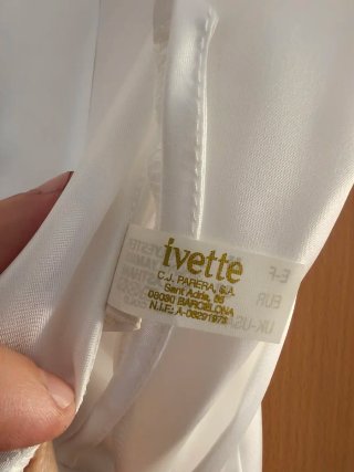 Bata de novia blanca con encaje