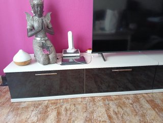 Mueble de salón blanco y negro