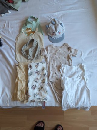 Lote Ropa Bebé: Muselinas, Baberos, Gorra, Bodis