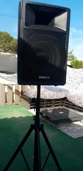 Mesa de pinchar con altavoces y amplificador