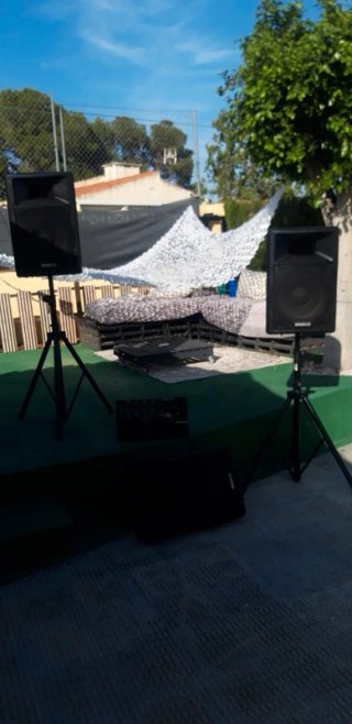 Mesa de pinchar con altavoces y amplificador