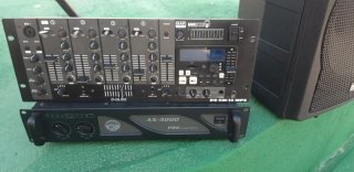 Mesa de pinchar con altavoces y amplificador
